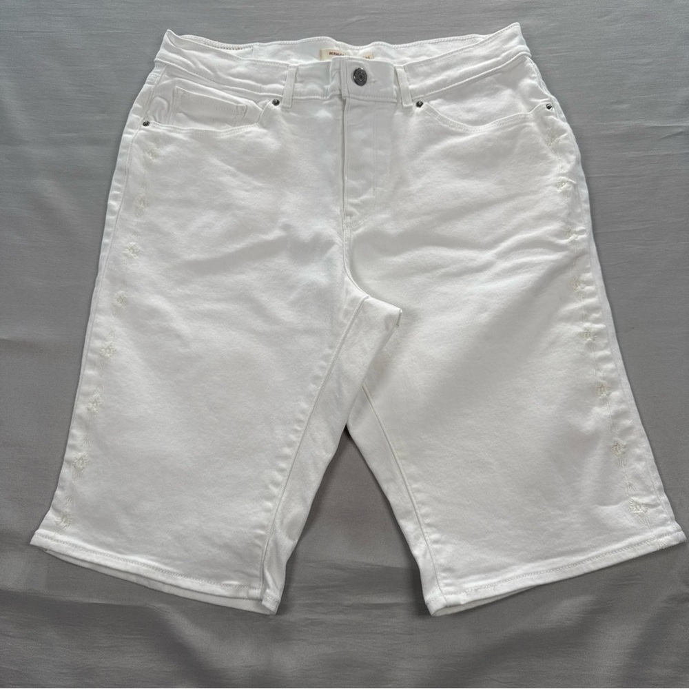 Levi’s Bermuda Jean Shorts Womens 31 White Floral Embroidery Stretch Jorts EUC